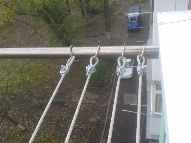 Чем и как крепить бельевые веревки на балконе, в ванной, на улице