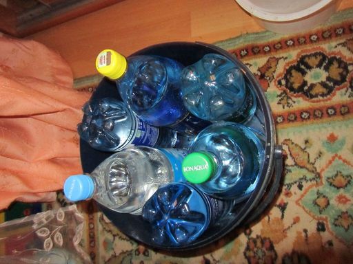 Монтаж елки в ведро с пластиковыми бутылками