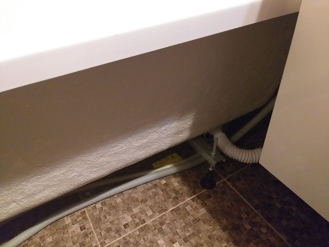 Прокладка коммуникаций под ванной